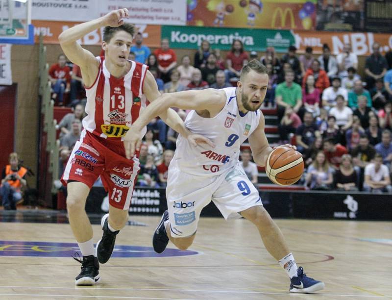 2. semifinále basketbalové Kooperativa NBL mezi BK JIP Pardubice (v bíločerném) a BK Armax Děčín (v černém).