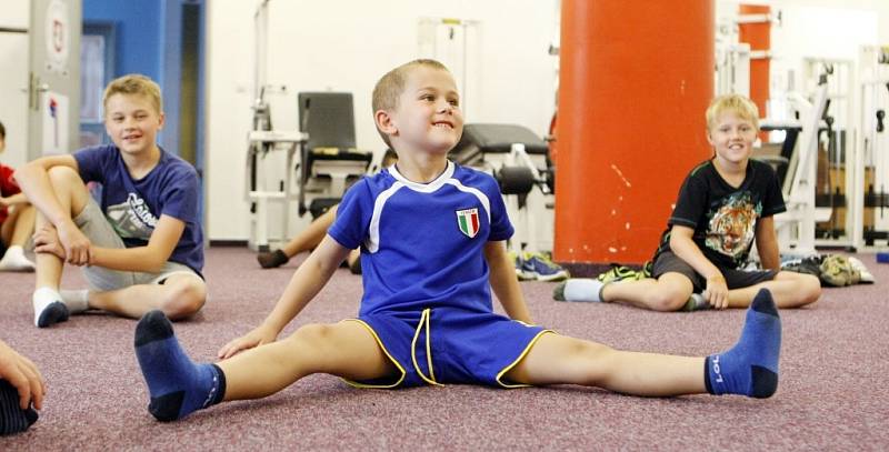 Ani chvíle oddechu. V hokejové škole se mladí sportovci nezastaví, mají hodně pestrý program. 