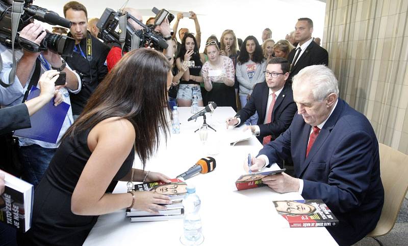 Miloš Zeman v Domě hudby v Pardubicích křtil a podepisoval knihu rozhovorů Tato země je naše. 