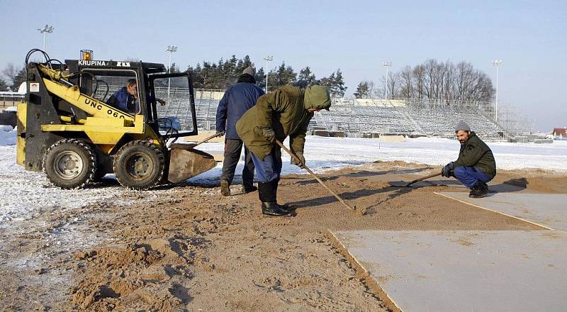 Monstrózní hokejový stánek, který vyrůstá na plochodrážním oválu ve Svítkově, již nabírá konkrétních obrysů.