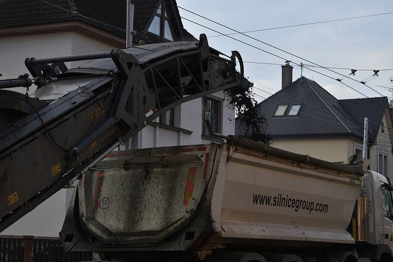 Oprava nadjezdu v Kyjevské ulici pokračuje, dělníci už z vozovky sundali asfalt.