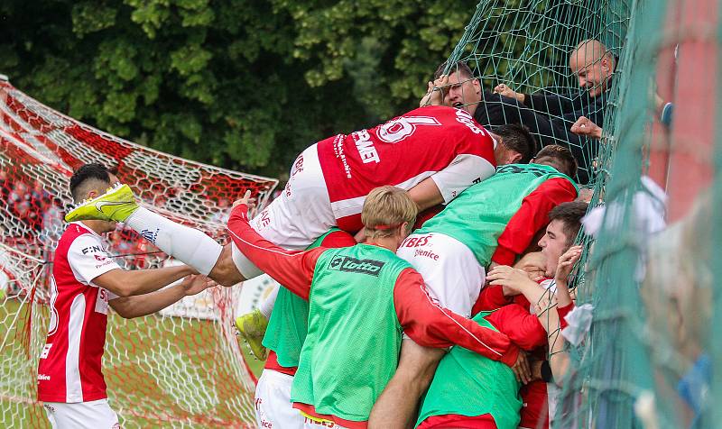 Utkání Fobalové národní ligy mezi FK Pardubice (ve červenobílém) a FC Slavoj Vyšehrad (v modrém) na hřišti pod Vinicí v Pardubicích.