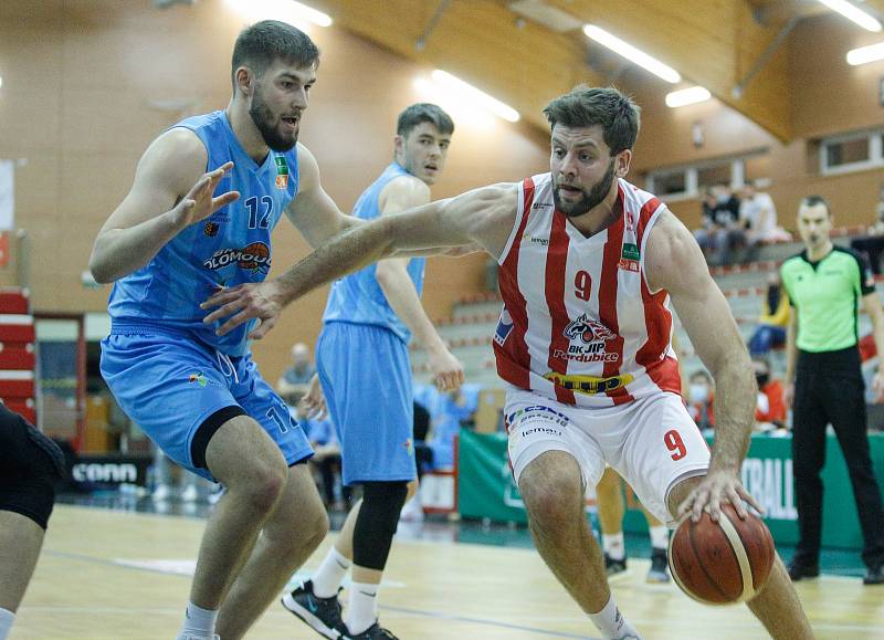 Basketbalové utkání Kooperativy NBL mezi BK JIP Pardubice (v bíločerném) a BK Olomoucko (v modrém) v pardubické hale na Dašické.