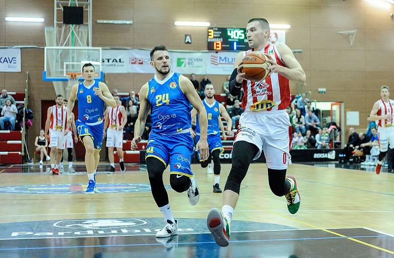 Basketbalové utkání Kooperativy NBL mezi BK JIP Pardubice (v červenobílém) a BK Opava (v modrém) v pardubické hale na Dašické.