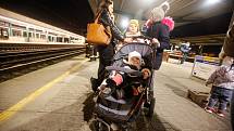 Na pardubické hlavní nádraží přijel speciální vlak s matkami a dětmi prchajícími z války na Ukrajině, ktrerou napadla ruská armáda.