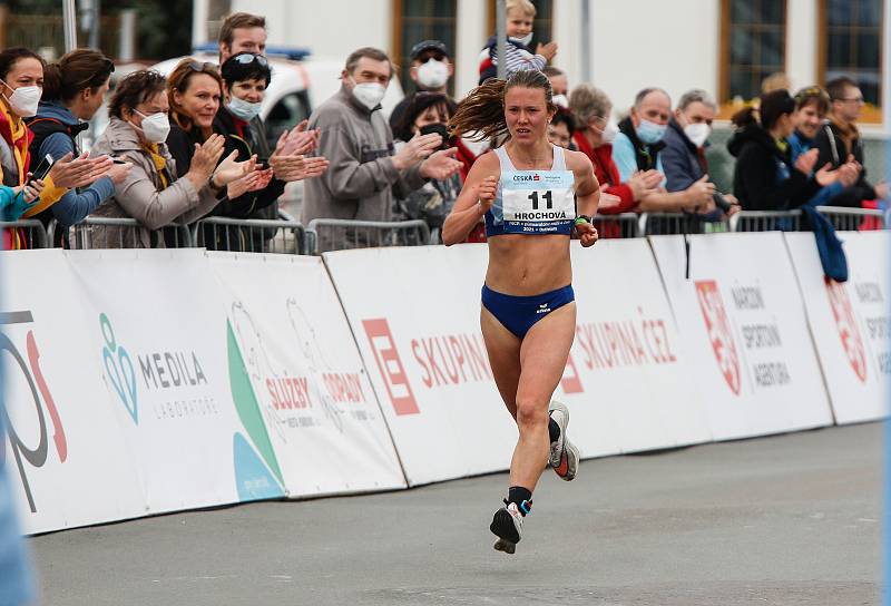 Mistrovství České republiky v půlmaratonu vyhráli Vít Pavlišta (číslo1) a Tereza Hrochová (číslo 11).