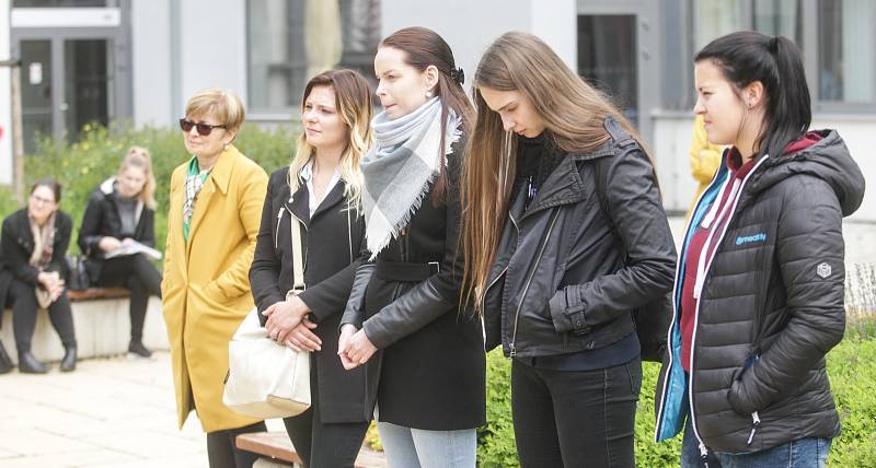 K celostátní stávce Vyjdi ven se ve čtvrtek připojilo zhruba dvacet studentů a zaměstnanců pardubické univerzity.