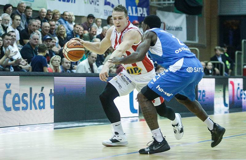 Basketbalové utkání Kooperativa NBL mezi BK JIP Pardubice (v červenobílém) a NH Ostrava (v modrém) v pardubické hale na Dašické.