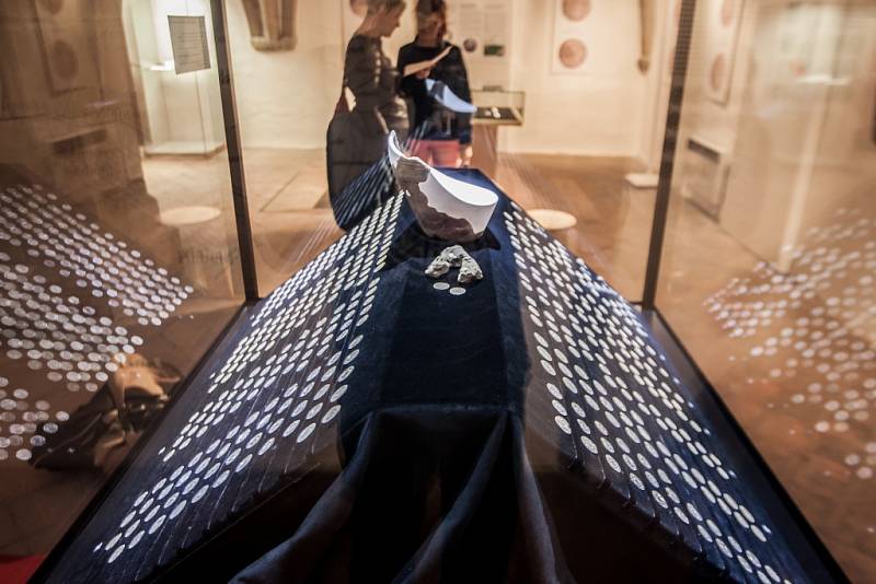 Denáry z konce 10. století. Jedinečný poklad století mohou návštěvníci vidět ve Východočeském muzeu v Pardubicích. 