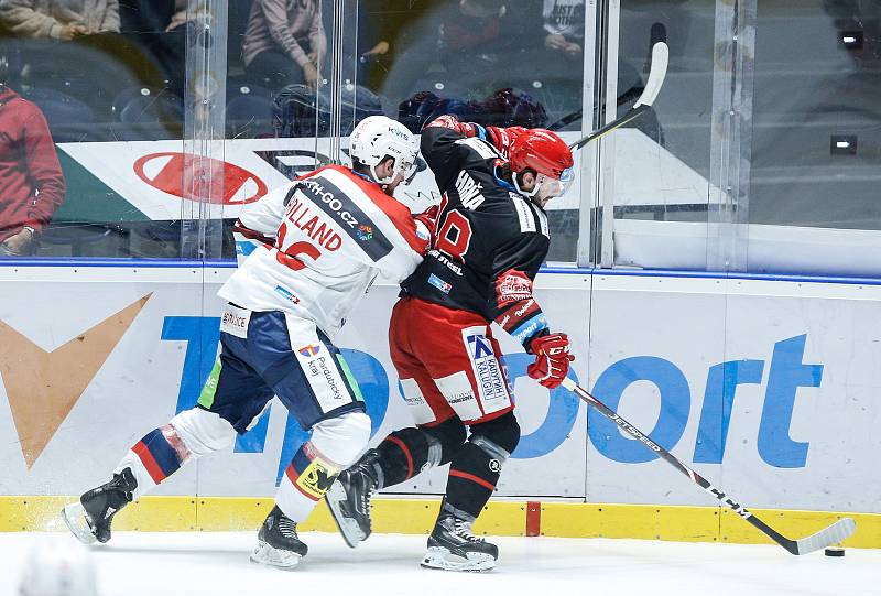 Hokejové utkání Tipsport extraligy v ledním hokeji mezi HC Dynamo Pardubice (v bíločerveném) a HC Oceláři Třinec (v černočerveném) v pardudubické enterie areně.