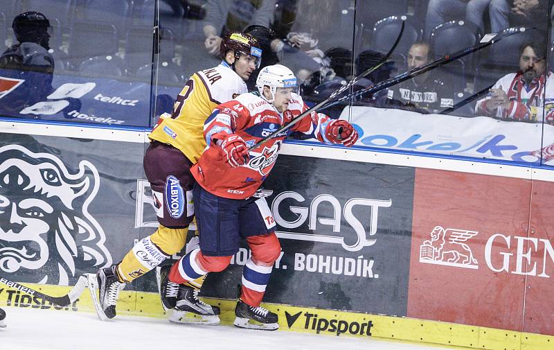 Hokejové utkání Tipsport extraligy v ledním hokeji mezi HC Dynamo Pardubice (červenobílém) a HC Dukla Jihlava  (ve žlutém)) v pardudubické Tipsport areně.