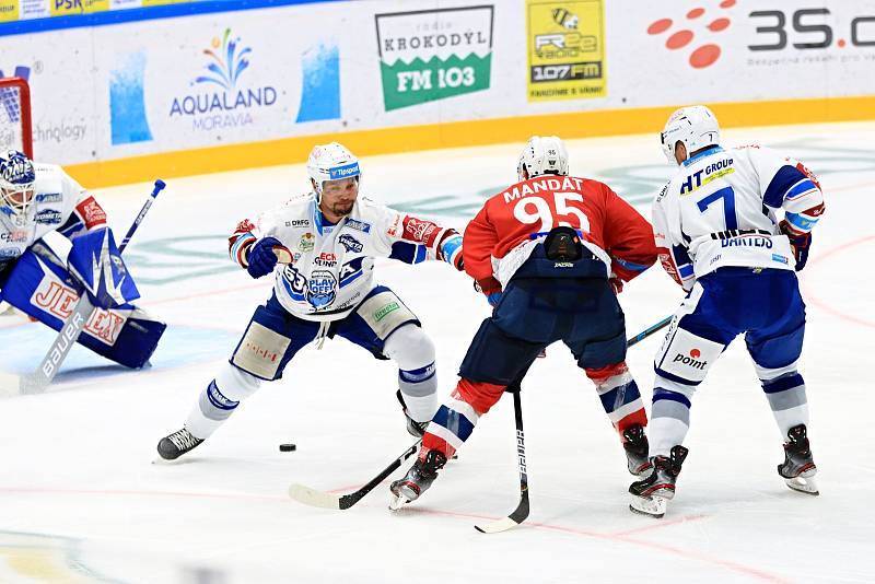 Generali Česká Cup: HC Kometa Brno (bílá) - HC Dynamo Pardubice (červená)