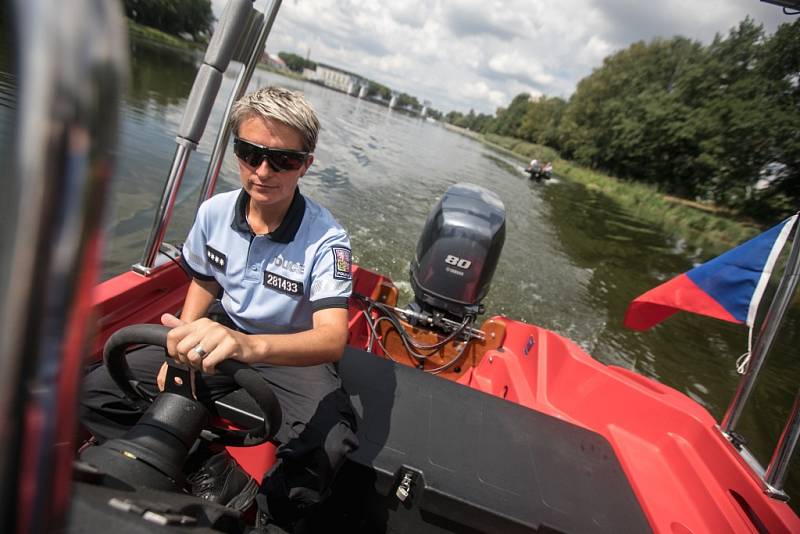 Policisté pohřešovaného Viktora Hašpicu hledali tentokrát i z vodní hladiny. Propátravaly se hlavně nánosy a křoviny rostoucí ve vodě podél břehů, kam se jinudy než z lodi nedá přiblížit.