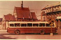 1959. Trolejbus zatáčí na třídu Míru, jež tehdy byla součástí silnice I/37, jak napovídají ukazatele.Tento vůz původně jezdil v Mostě, kde byly trolejbusy nahrazeny tramvajemi.  Foto: Archiv DPmP