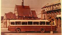 1959. Trolejbus zatáčí na třídu Míru, jež tehdy byla součástí silnice I/37, jak napovídají ukazatele.Tento vůz původně jezdil v Mostě, kde byly trolejbusy nahrazeny tramvajemi.  Foto: Archiv DPmP