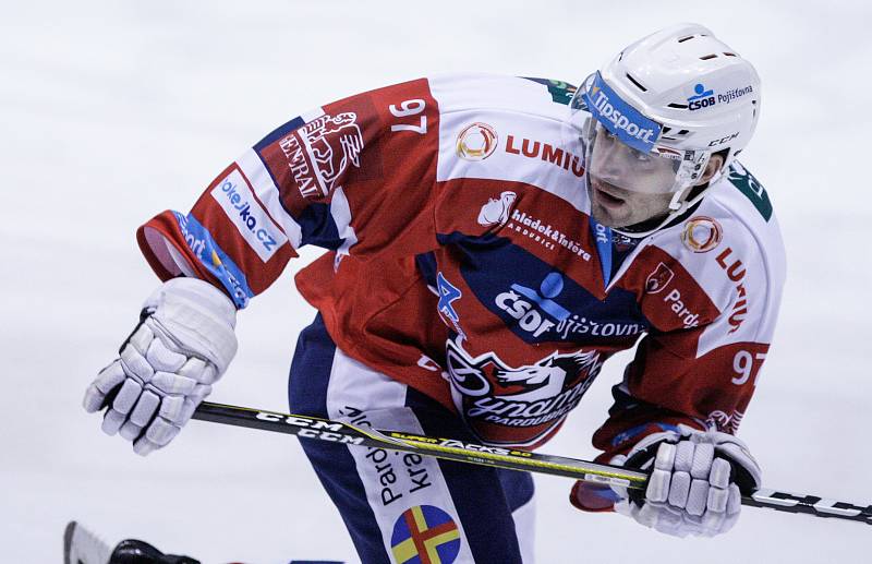 Duel Tipsport extraligy v ledním hokeji mezi HC Dynamo Pardubice (červenobílém) a HC Dukla Jihlava ( ve žlutočerném) v pardubické Tipsport areně.