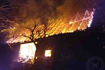 Šest jednotek hasičů likvidovalo v úterý 26. dubna v 4.42 hodin požár stodoly a garáže v Řečanech nad Labem.