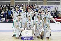 Vítězný basketbalový tým Základní školy Studánka.