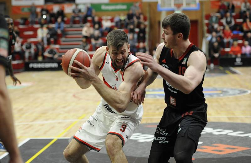 Pardubičtí basketbalisté doma přejeli Nymburk a základní část skončili na čtvrtém místě.