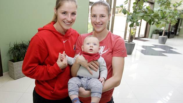 Basketbalovým sestrám Kateřině a Karolíně Elhotovým se podařil vskutku husarský kousek. Dětský pokojíček vyměnily za nároďák.