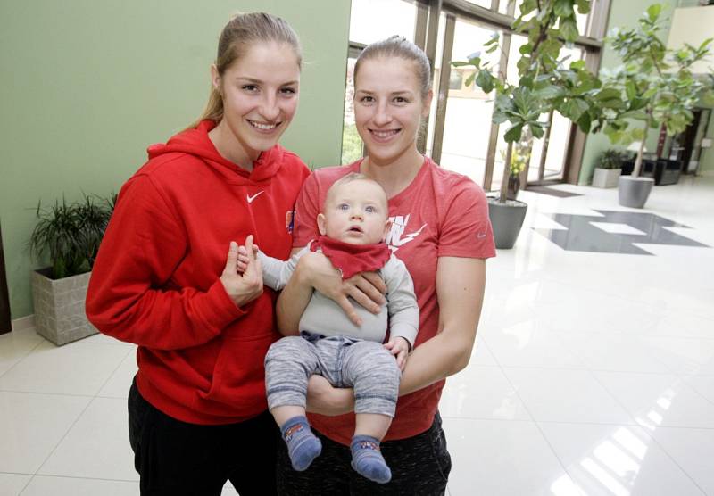 Basketbalovým sestrám Kateřině a Karolíně Elhotovým se podařil vskutku husarský kousek. Dětský pokojíček vyměnily za nároďák.