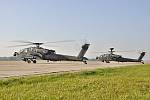 Nečekaná návštěva na pardubickém letišti. Dvojice amerických bitevních vrtulníků AH-64 Apache.