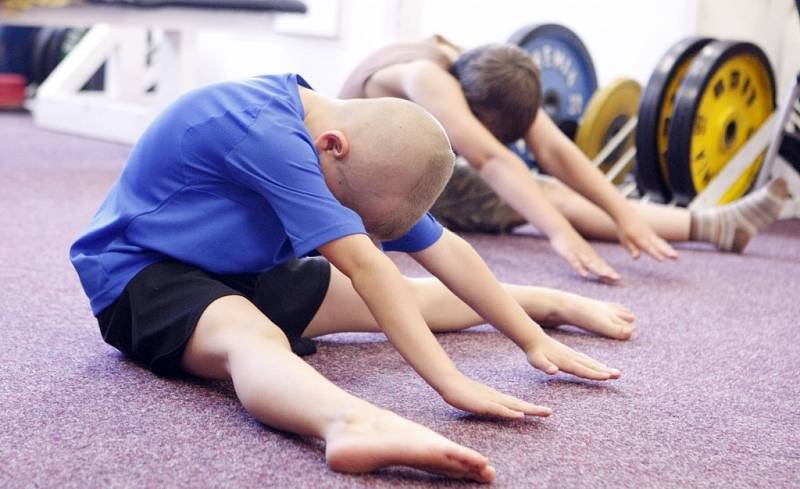 Ani chvíle oddechu. V hokejové škole se mladí sportovci nezastaví, mají hodně pestrý program. 