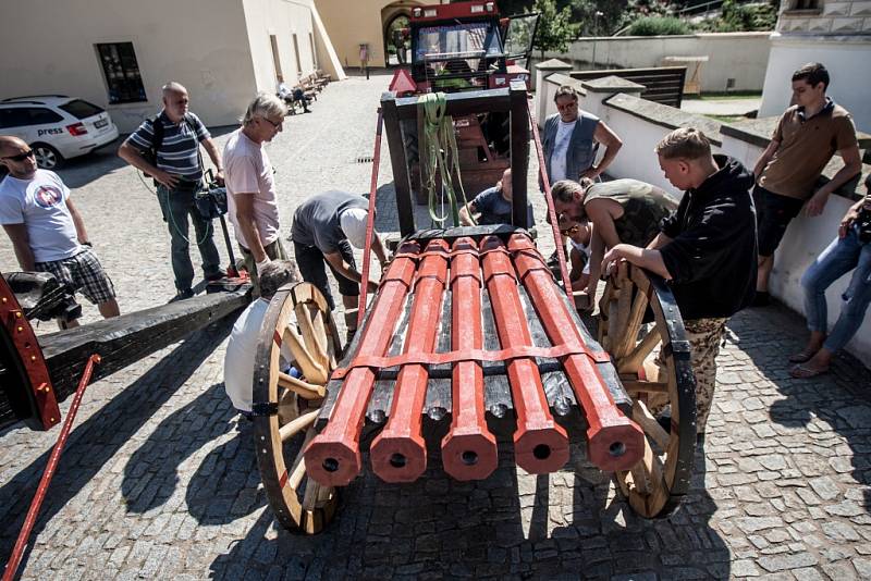 Na valy pardubického zámku se nastěhovala děla, která v 16. století střežila hlavní sídlo rodu Pernštejnů.