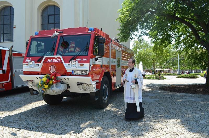 Dobrovolní hasiči z Lázní Bohdaneč slavili 140 let výročí. Požehnání do služby dostala dvě nová zásahová vozidla. 