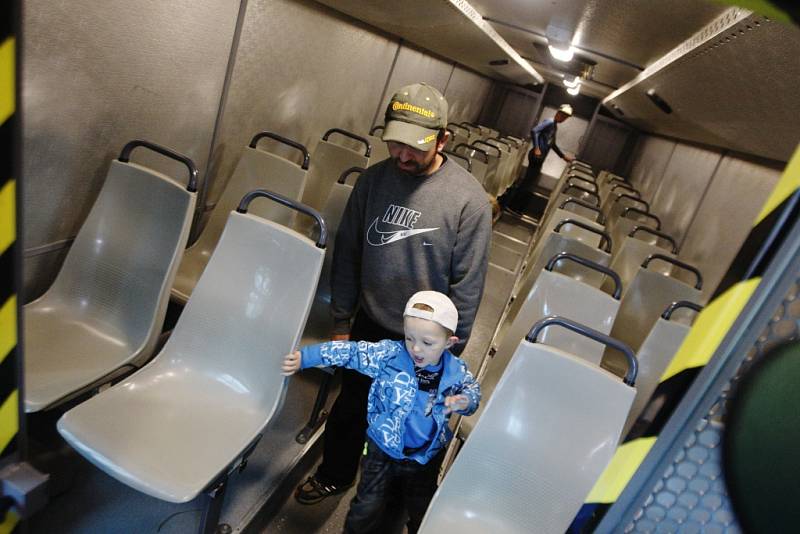 Retroměstečko v Pardubicích. K prohlédnutí byl i autobus Vězeňské služby.