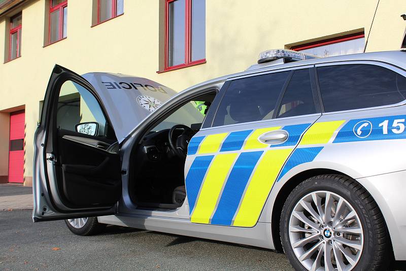 Policistům odteď bude pomáhat vozidlo BMW 540i X drive, které však budou moci občané v Královéhradeckém kraji potkávat na různých typech komunikací, nejen na dálnici