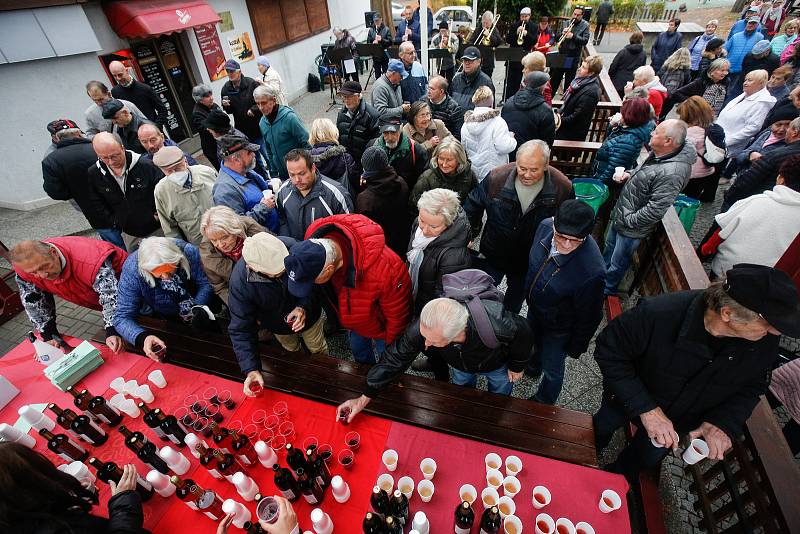 Tradiční degustace sedmi druhů Svatomartinského vína před kulturním domem na Dukle uspořádal pro občany strarosta městského obvodu V Jiří Rejda.