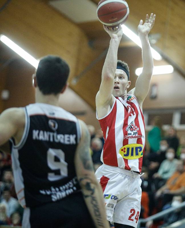 Pardubičtí basketbalisté doma poprvé v historii prohráli s Hradcem Králové.