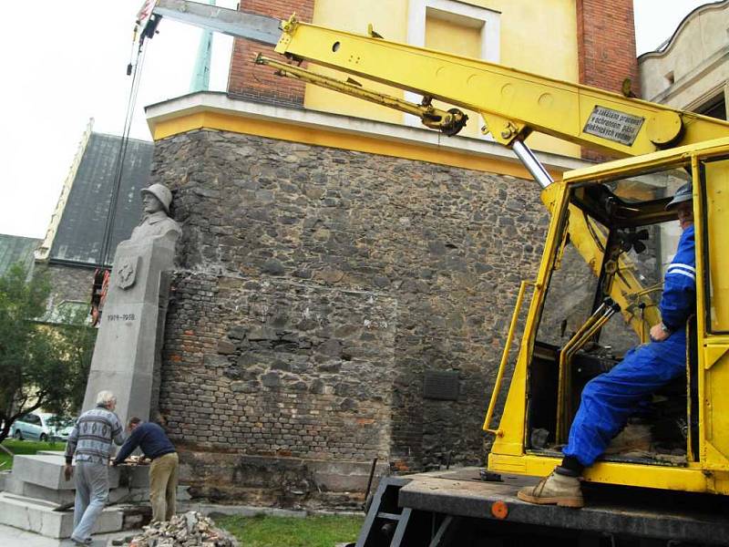 Pomník u zvonice sv. Bartoloměje v Pardubicích