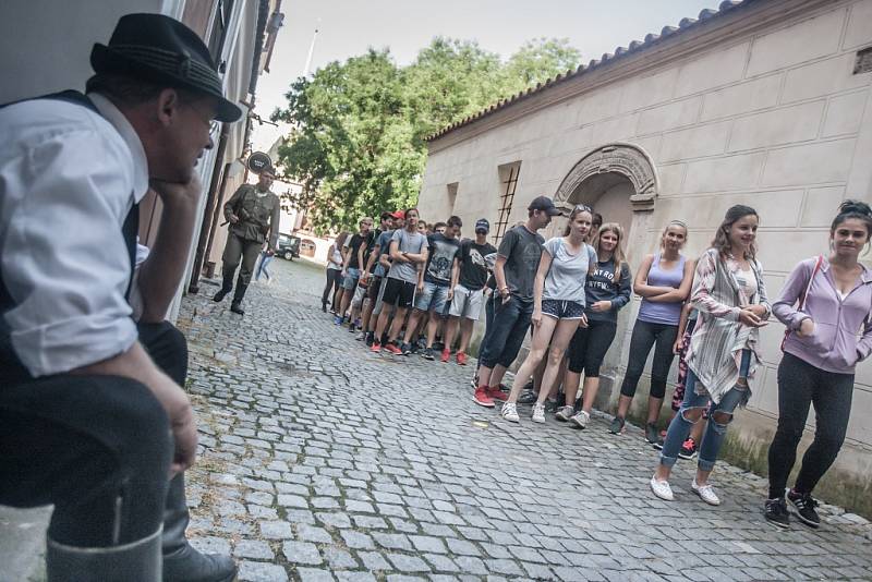 Žáci 9. tříd základních škol z Pardubic si dobově připomněli 75 let od vyvraždění osady Ležáky na pardubickém Zámečku. Na cestu k bývalému popravišti je vyprovodili členové klubů vojenské historie.  