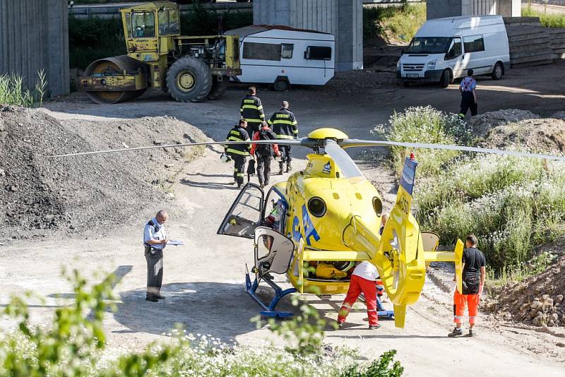 Pád dělníka ze stavby mimoúrovňové křižovatky u Opatovic nad Labem skončil smrtí. 41letý muž zraněním po převozu do nemocnice podlehl.