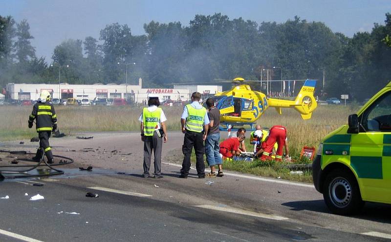 Obrázky z místa nehody krátce po srážce. Redakce z etických důvodů neuveřejňuje všechny detaily snímků. Děkujeme za pochopení. 