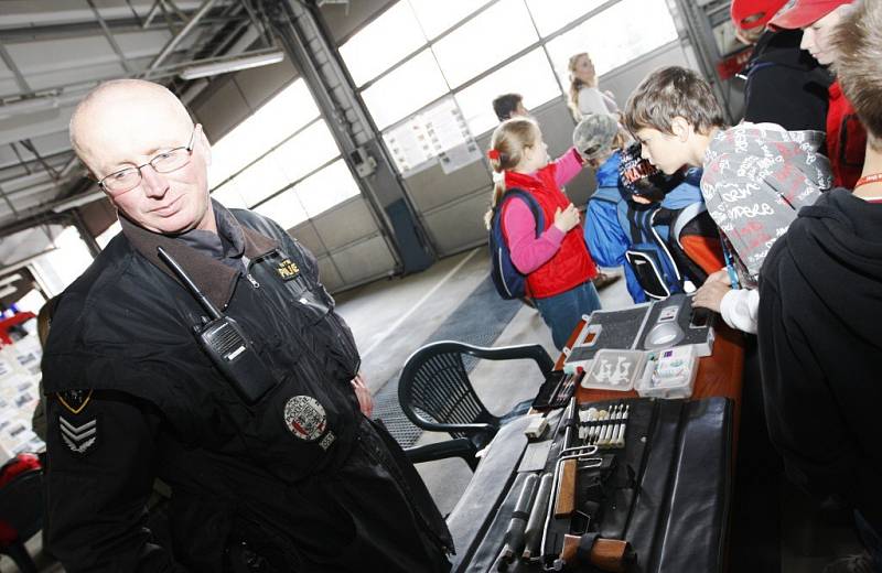 Městská policie Pardubice předvedla pomůcky k odchytu zvířat