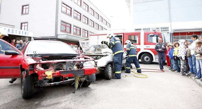 Hasiči předvedli ukázku vyproštění osob po dopravní nehodě