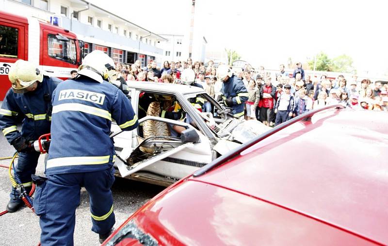 Hasiči předvedli ukázku vyproštění osob po dopravní nehodě