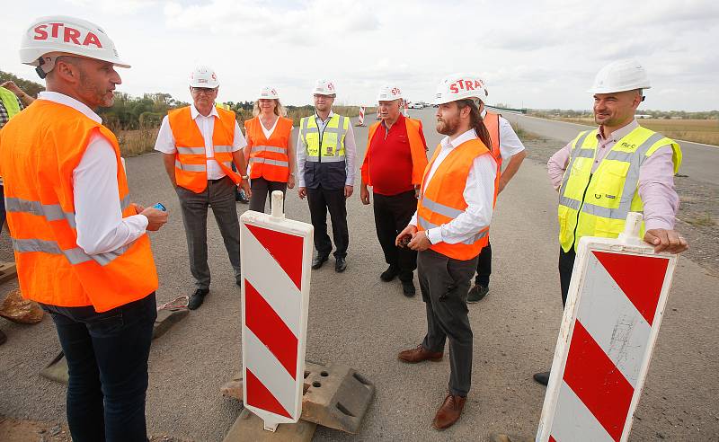 Setkání kandidátů  na hejtmana Pardubického kraje na rozestavěné dálnici D35 u Opatovic nad Labem.