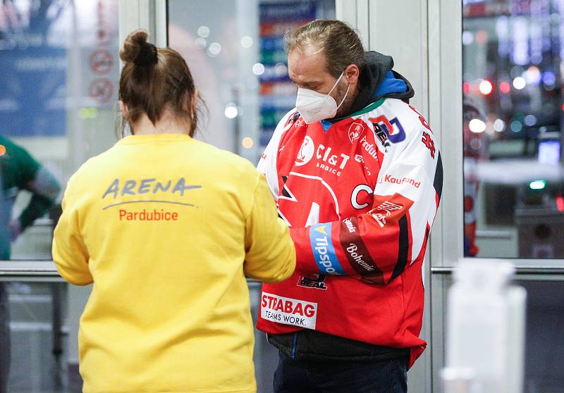 Kvůli vládním opatřením byly tribuny při hokejovém utkání mezi HC Dynamo Pardubice a HC Oceláři Třinec v pardubické aréně téměř prázdné...