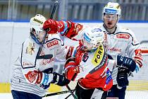 Hokejové utkání Tipsport extraligy v ledním hokeji mezi HC Dynamo Pardubice (v bíločerveném) a HC Rytíři Kladno (v bílomodrém) v pardudubické enterie areně.