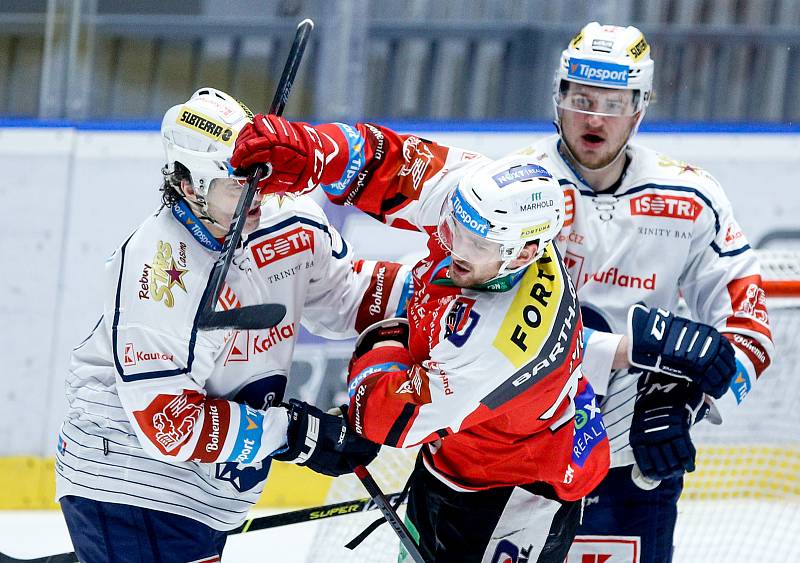 Hokejové utkání Tipsport extraligy v ledním hokeji mezi HC Dynamo Pardubice (v bíločerveném) a HC Rytíři Kladno (v bílomodrém) v pardudubické enterie areně.