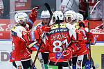 Hokejové utkání Tipsport extraligy v ledním hokeji mezi HC Dynamo Pardubice (v červenobílém) a HC Verva Litvínov (v bíložlotočerném) pardudubické enterie areně.