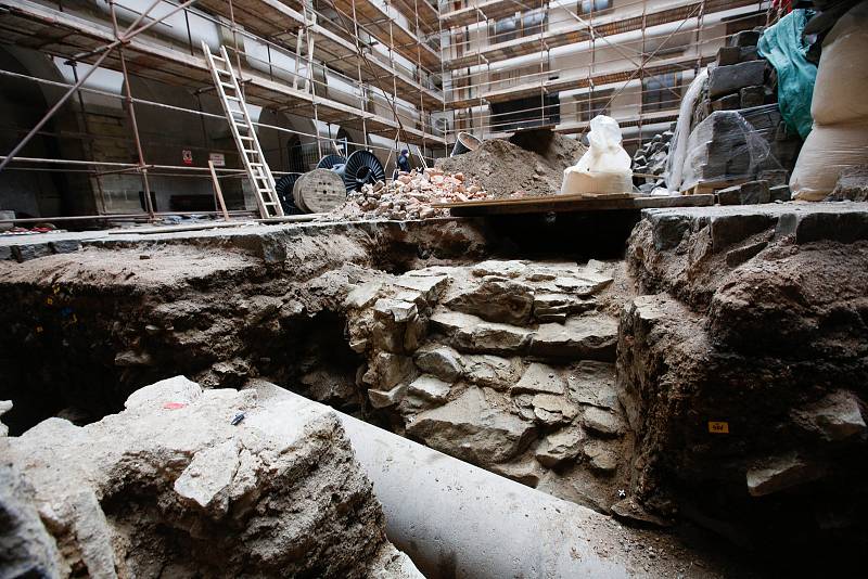 Archeologové Východočeského muzea během rekonstrukce našli mohutnou zeď z opuky - původní hrad ze 14. století!