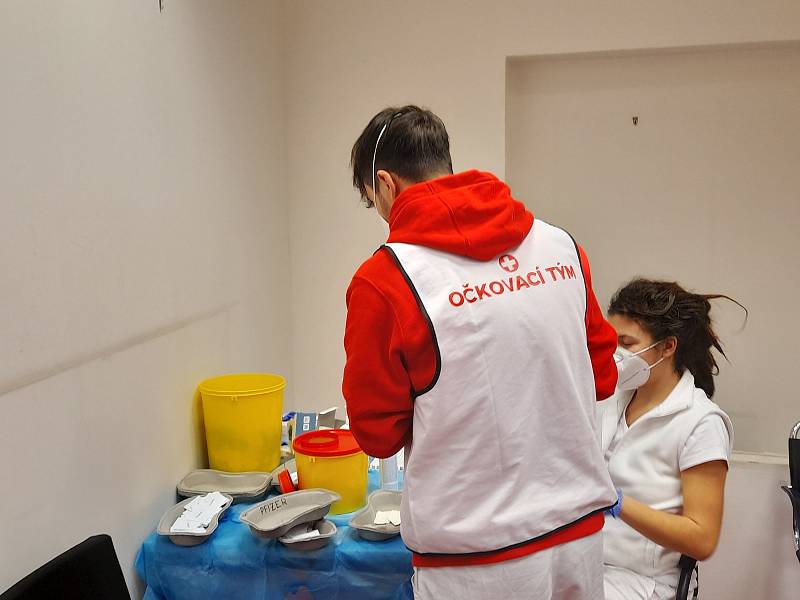 Mobilní očkovací centrum v Holicích