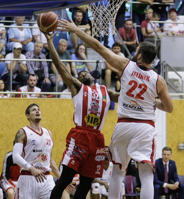 Basketbalové utkání o třetí místo Kooperativa NBL mezi DEKSTONE Tuři Svitav (v bíločerveném) a BK JIP Pardubice (v červenobílém) ve Svitavské hale na Střelnici.