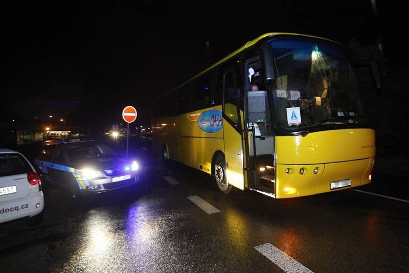 Autobus na přechodu pro chodce srazil 46letou ženu