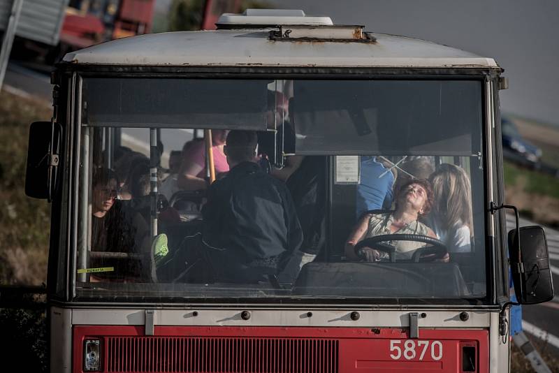 Cvičení záchranářů u Medlešic: Střet auta s autobusem, přes 50 zraněných, tři mrtví. Poslední přípravy figurantů.